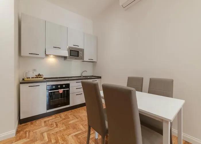 Guesthost - Rione Prati Elegant With Balcony Apartment