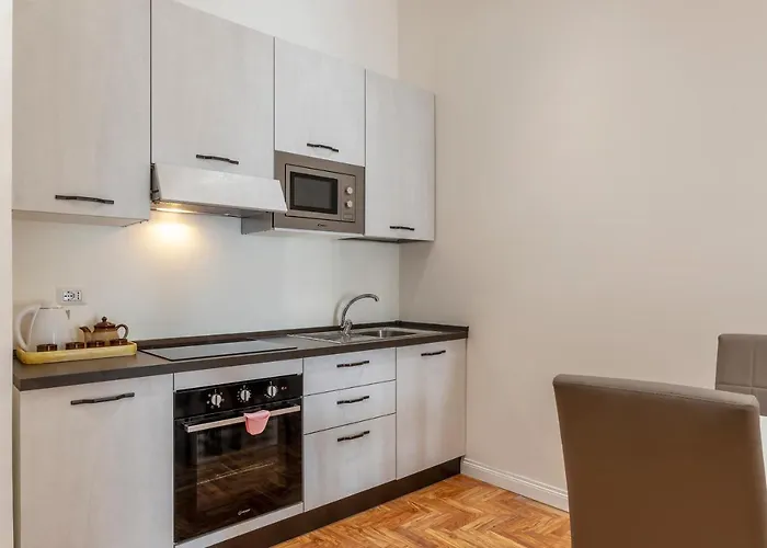 Guesthost - Rione Prati Elegant With Balcony *